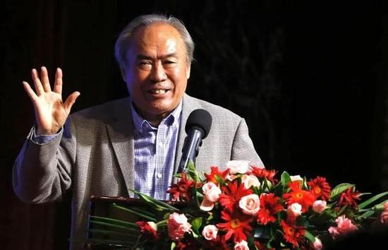 ......萧益谦只能自己开车，载着萧薇薇去医院处理了一下面部的伤，这才又开车返回萧家别墅。