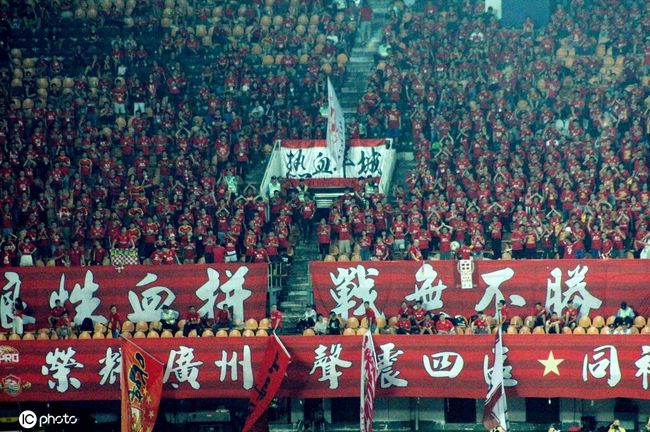 这几个人怎么回事，竟然脑门上刻字，难道是在搞行为艺术吗？哈哈哈，真是有趣，笑死我了。